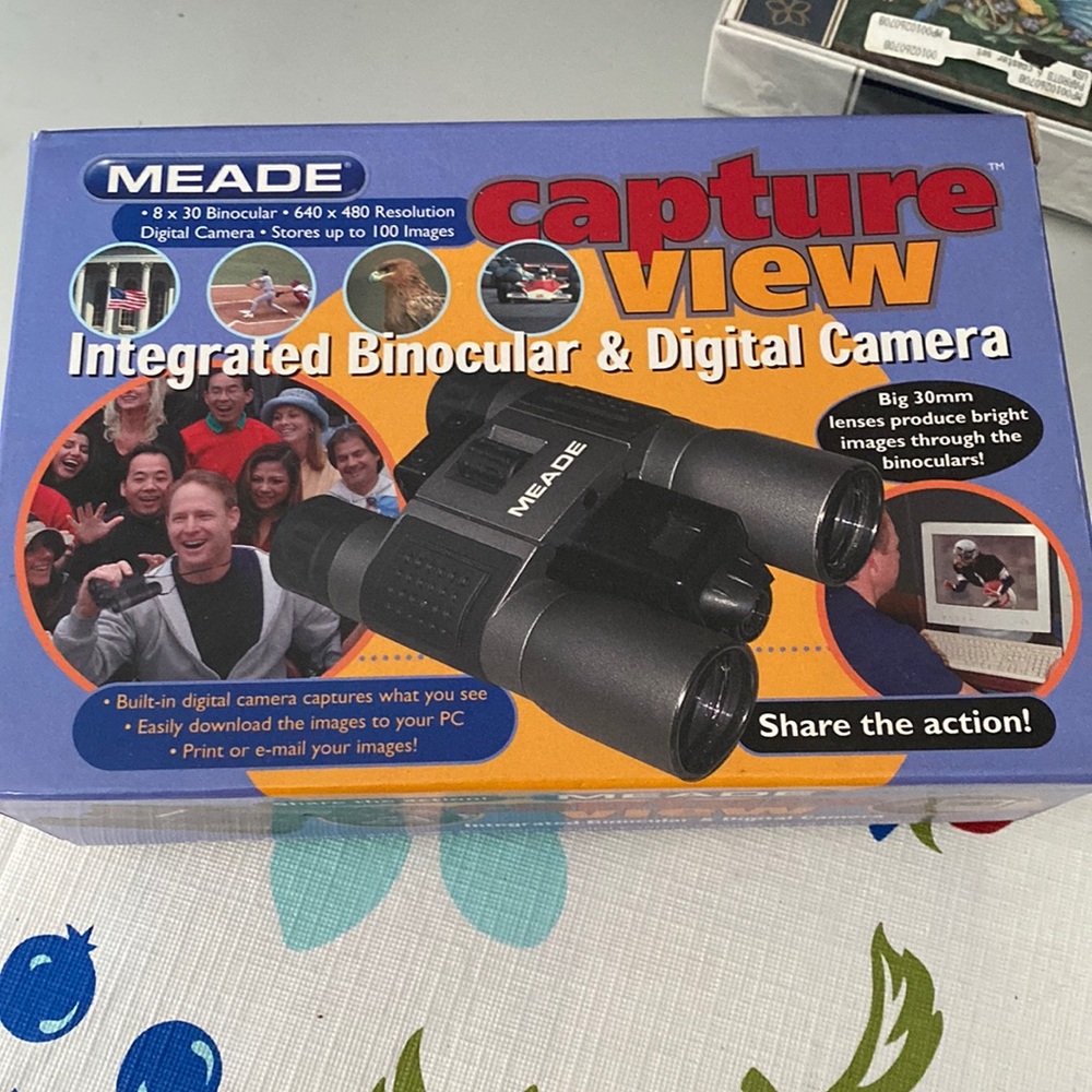 Integrated binocular & digital camera in one